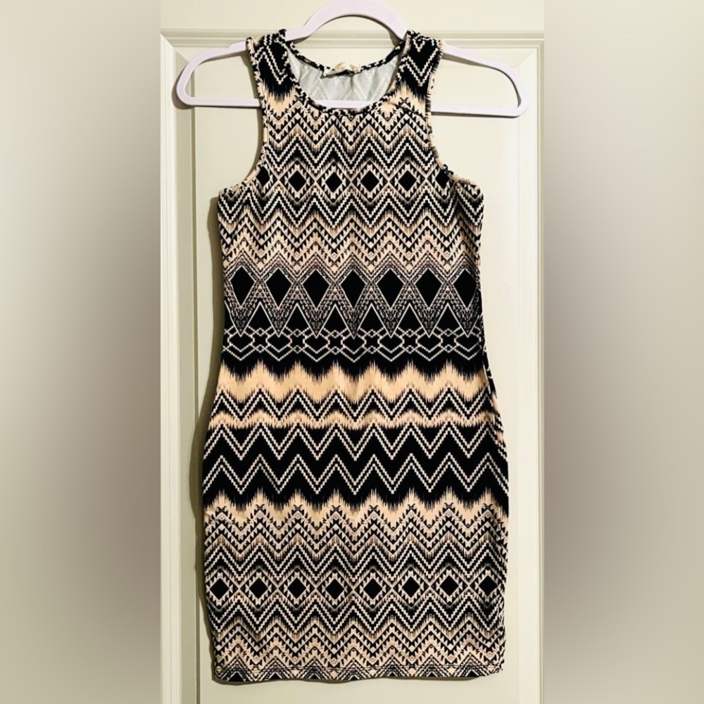 Geometric Chevron Bodycon Dress - Picture 3 of 4